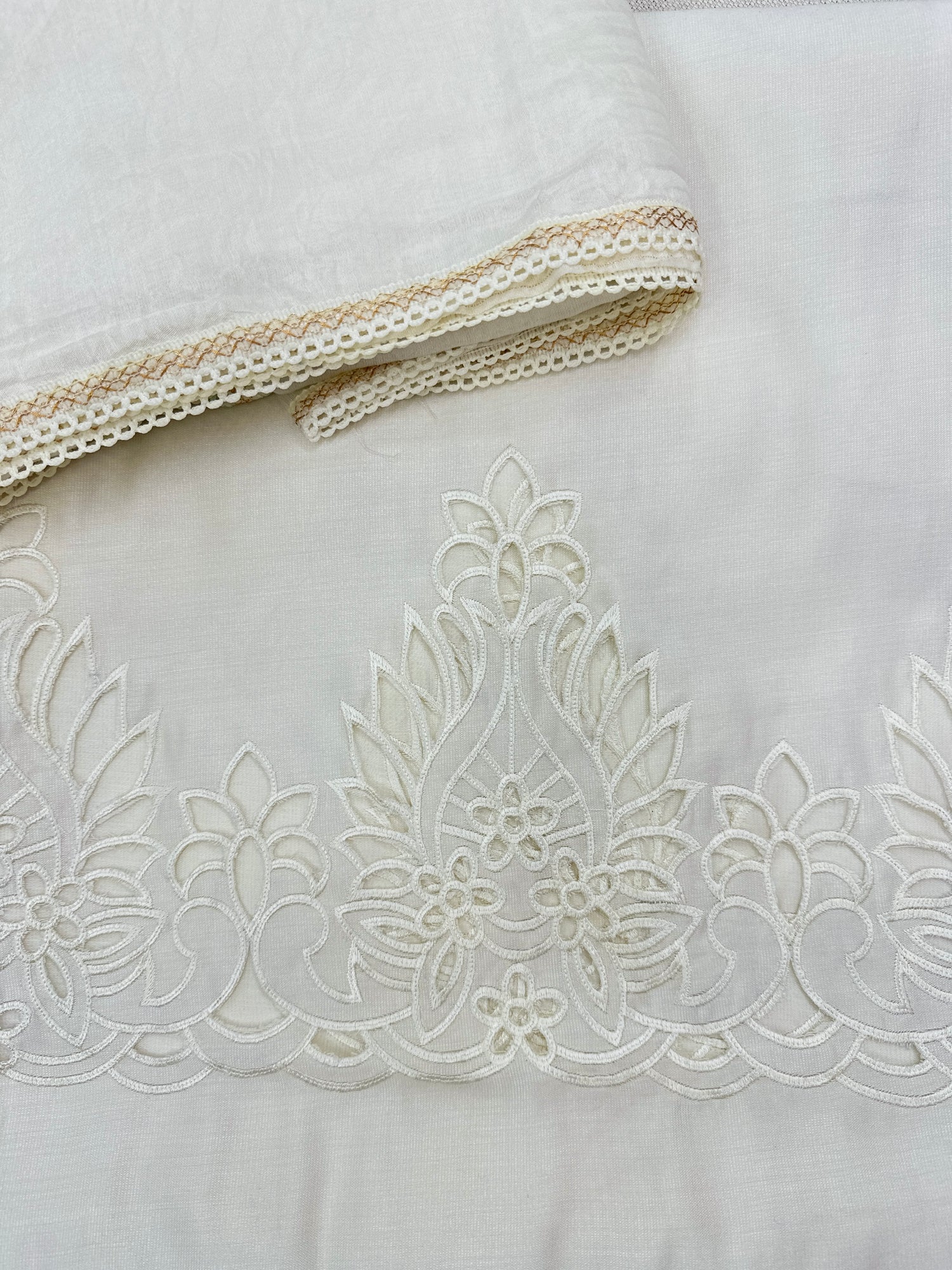 Unstitched Maslin Fabric with cutwork daman design and dupatta with lace
